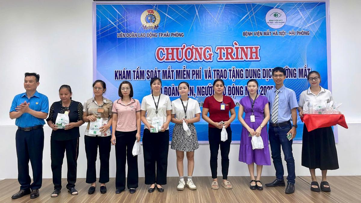 Pho Chu tich Lien doan Lao dong thanh pho trao cac phan qua cho nguoi lao dong. Ảnh: Mai Dung