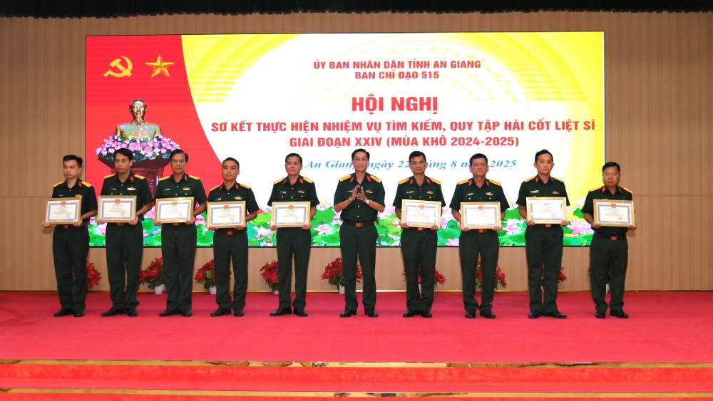 UBND tinh cung tang bang khen cho 5 tap the va 12 ca nhan vi da co thanh tich xuat sac trong cong tac tim kiem, quy tap hai cot liet si giai doan XXIV (mua kho 2024 – 2025). Anh: Phuong Vu