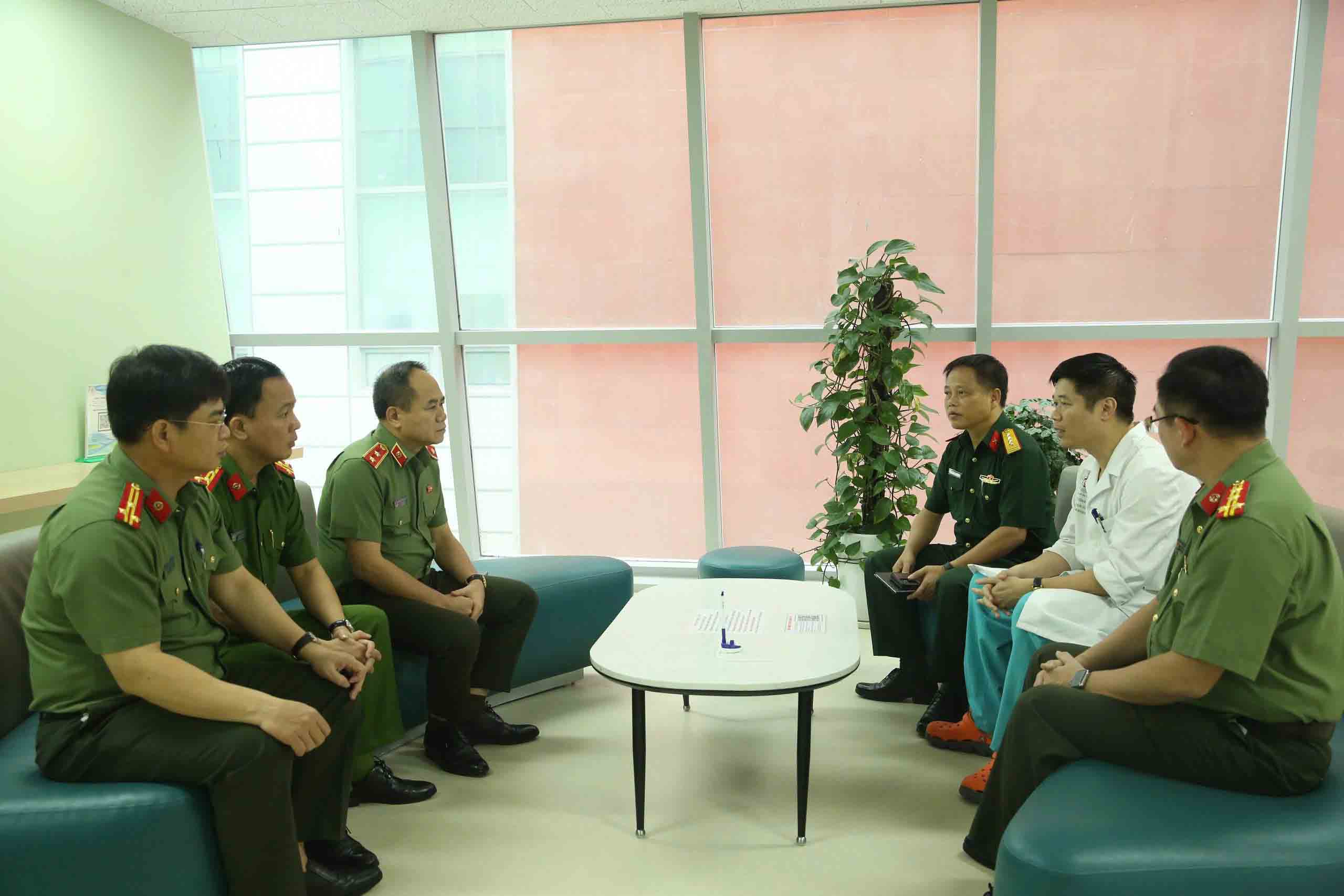 Lanh dao Cong an Ha Noi trao doi voi can bo, bac si Benh vien 108. Anh: Ngoc Bich