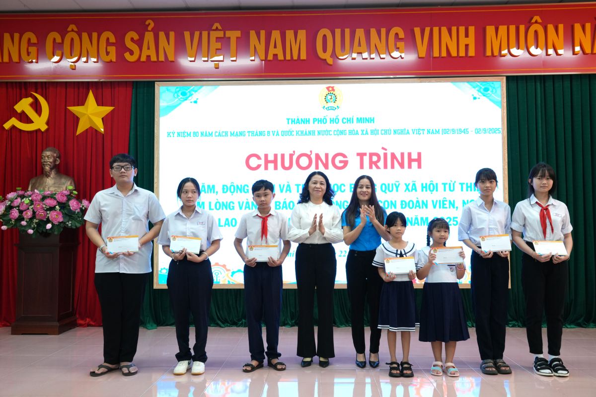 The Ho Chi Minh City Labor Federation awarded scholarships from the Golden Heart Social Charity Fund to students. Photo: Thanh An