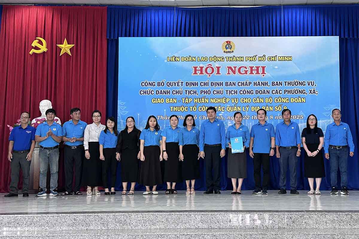 The Trade Union of 7 communes and wards received personnel decisions from the Ho Chi Minh City Labor Federation. Photo: Dinh Trong