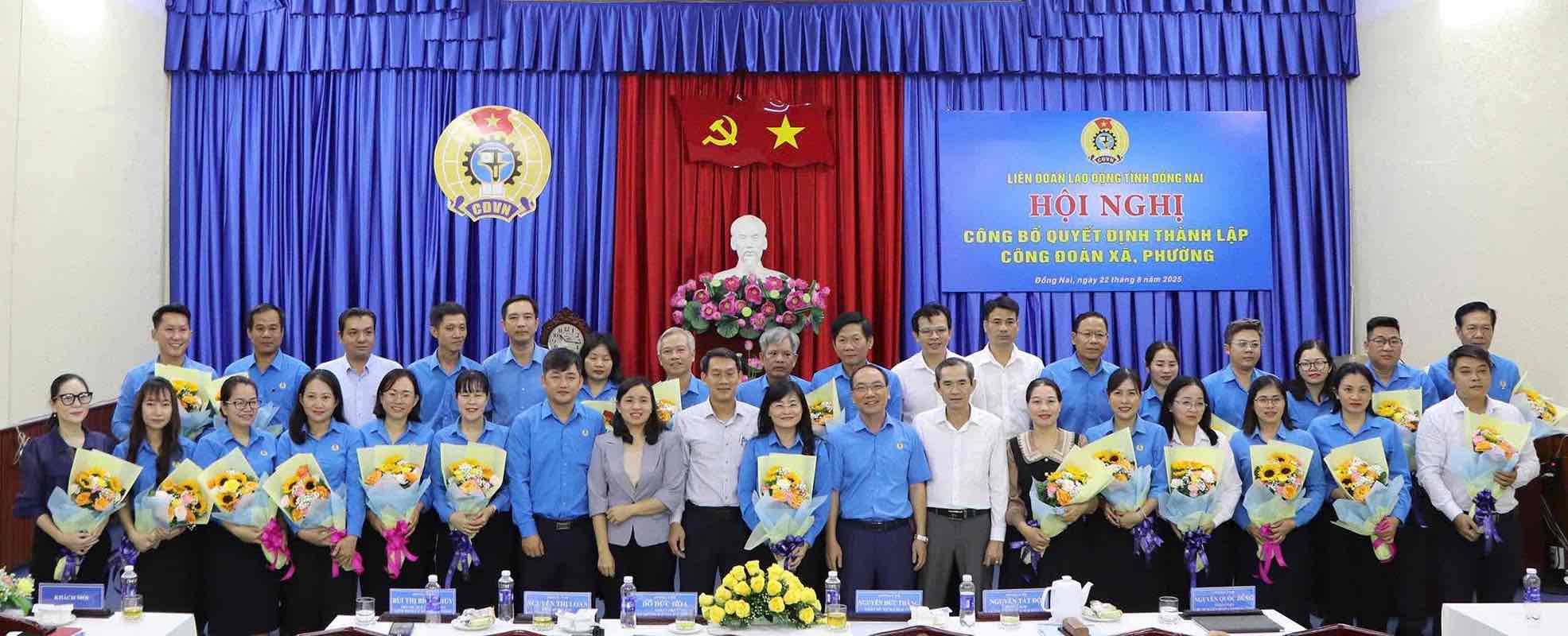 Dai dien lanh dao 24 cong doan xa, phuong trong tinh Dong Nai chup hinh chung voi lanh dao Uy ban MTTQVN tinh Dong Nai, LDLD tinh Dong Nai. Anh: HAC