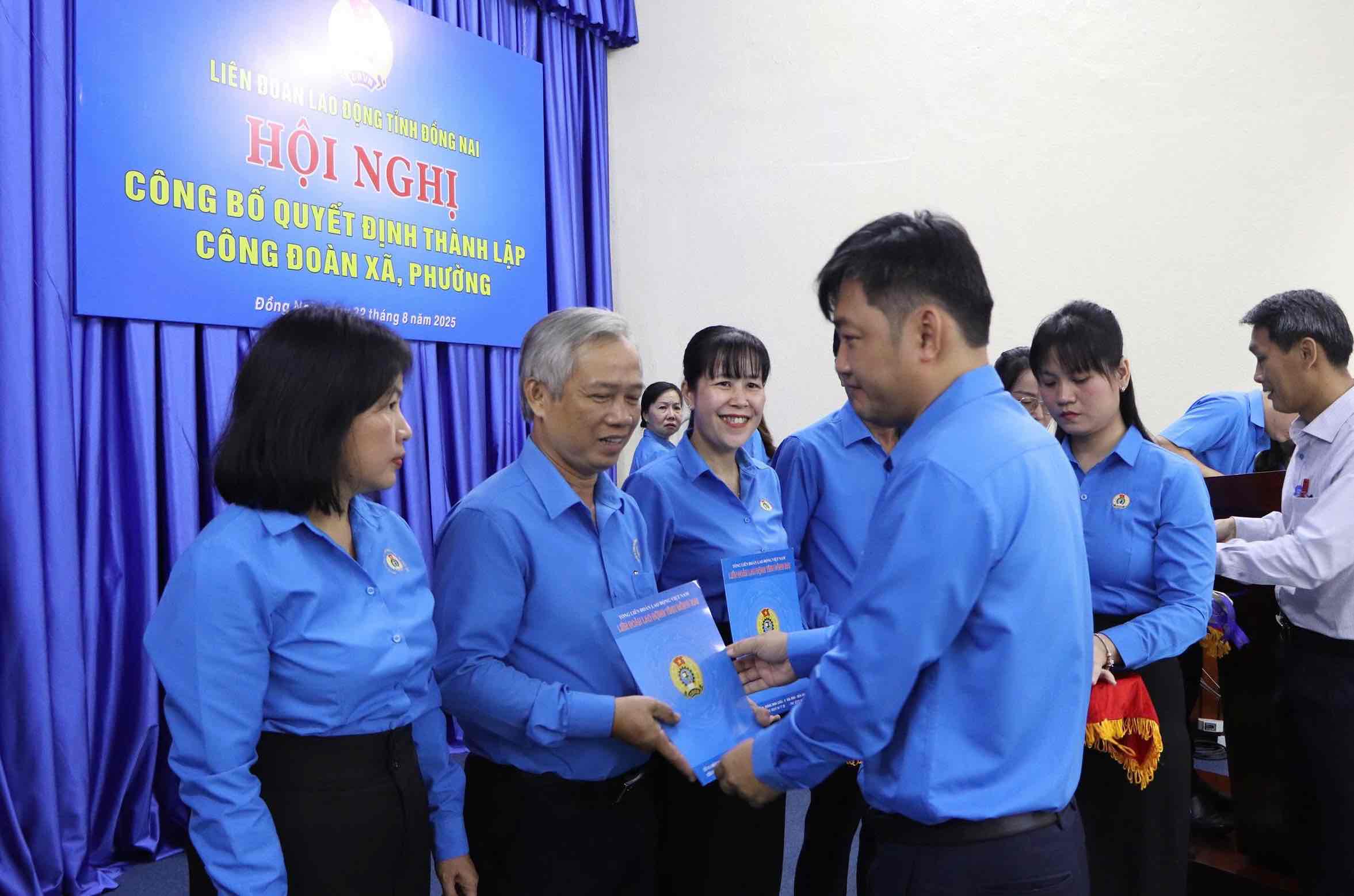 The Chairman of the Dong Nai Provincial Labor Federation presented the decision to establish commune and ward unions. Photo: HAC