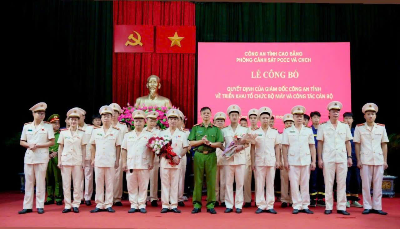 La police de la province de Cao Bang perfectionne son personnel le service de police de prevention et de lutte contre les incendies et le CNCH. Photo : Police de Cao Bang