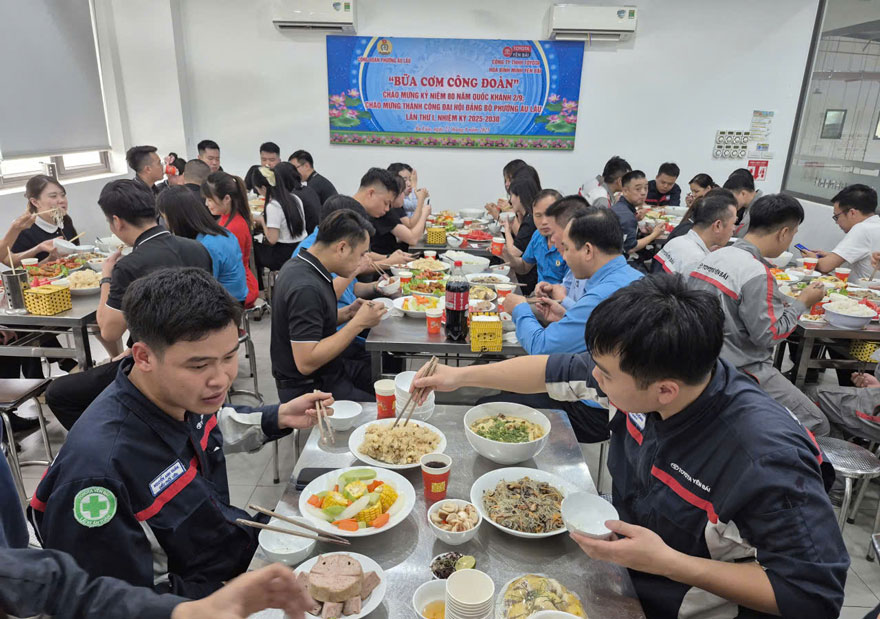 Lanh dao LDLD tinh Lao Cai va Cong doan phuong Au Lau tham du Bua com cong doan cung cong nhan, lao dong. Anh: Bao Nguyen 