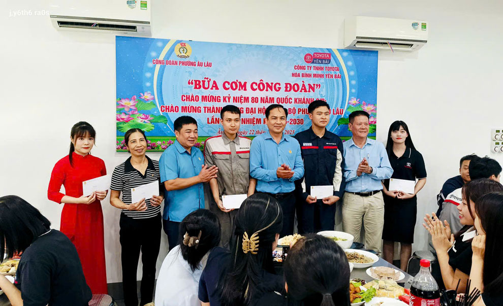 Tang qua cho doan vien co hoan canh kho khan. Anh: Bao Nguyen 