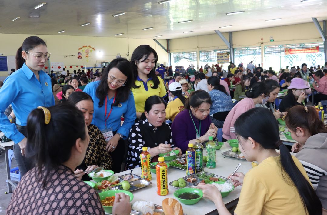 Lanh dao LDLD TP Can Tho, Cong ty tham hoi, dung bua com Cong doan voi doan vien, cong nhan lao dong. Anh: Anh Khoa