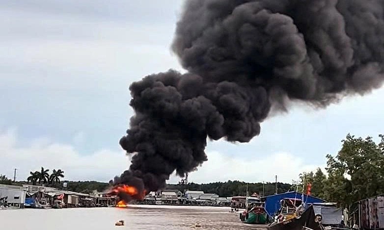 Đám cháy cùng cột khói bốc lên từ chợ Thanh Tùng, tỉnh Cà Mau. Ảnh: Bạn đọc cung cấp