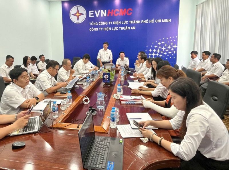 Le Van Minh氏 -  EVNHCMC労働組合（常任者）の会長 -  Thuan A an Power Companyの労働者と共有。写真：Duc Long