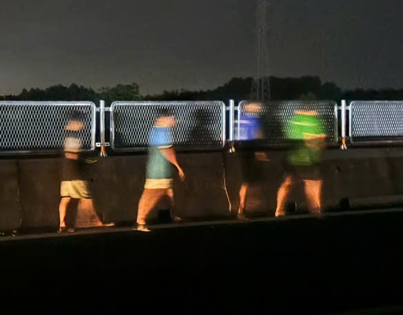 Van Ninh - Cam Lo高速道路に現れた4人の歩行者の写真。写真:ホーチミン道路プロジェクト管理委員会