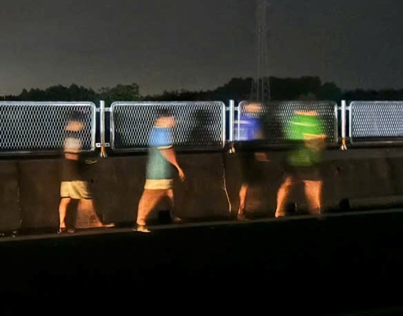 Người đi bộ lại xuất hiện trên cao tốc Vạn Ninh - Cam Lộ