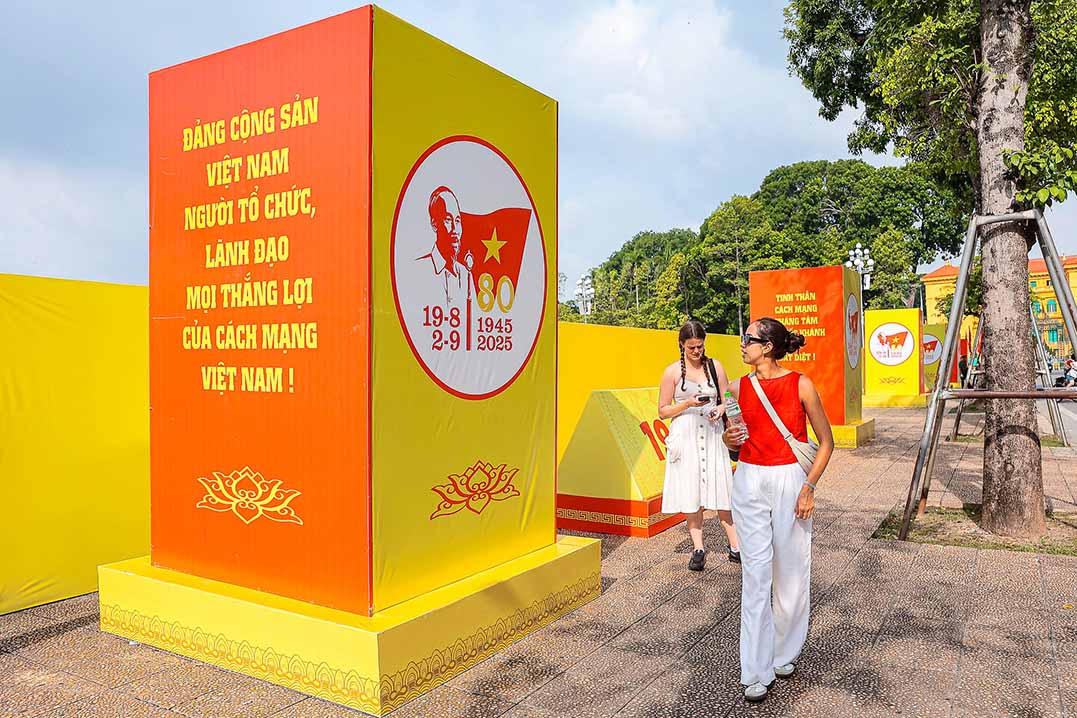 Du khach nuoc ngoai an tuong voi khong khi vui tuoi khi den Ha Noi trai nghiem. Anh: Huu Vu