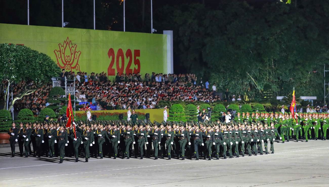 Cac chien si tong hop luyen lan 1 dieu binh, dieu hanh vao toi 21.8 tai Ha Noi. Anh: To The