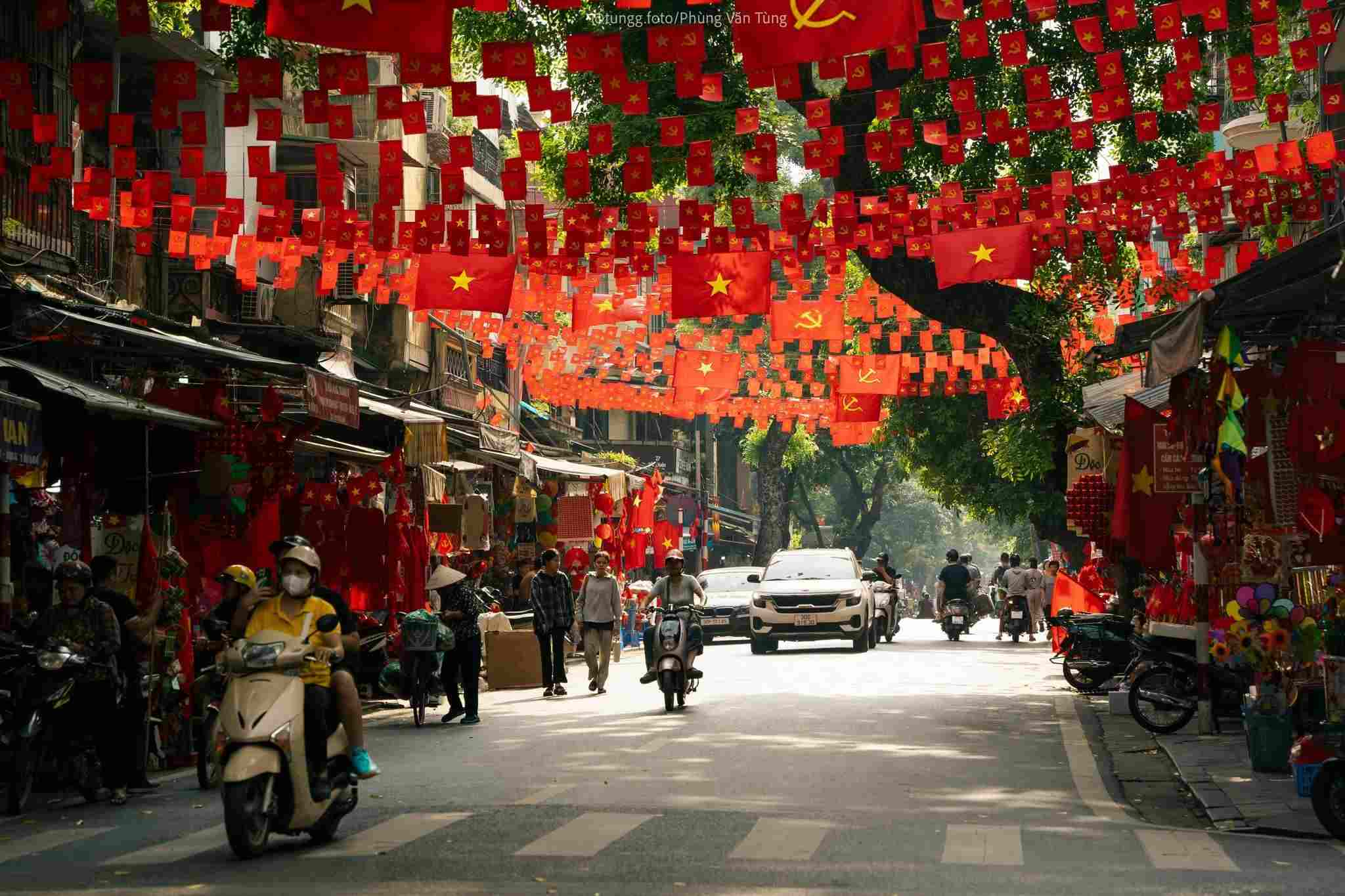 Los callejones de Hanoi teñidos de rojo con la bandera nacional durante la celebracion de la Revolucion de Agosto y el Dia Nacional del 2 de septiembre. Foto: Van Tung