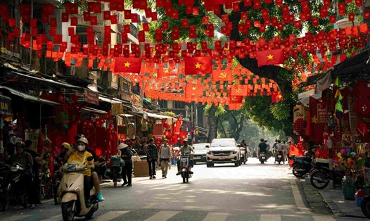 Những ngõ phố Hà Nội nhuộm đỏ màu cờ Tổ Quốc dịp lễ Cách mạng tháng 8 và Quốc khánh 2.9. Ảnh: Văn Tùng