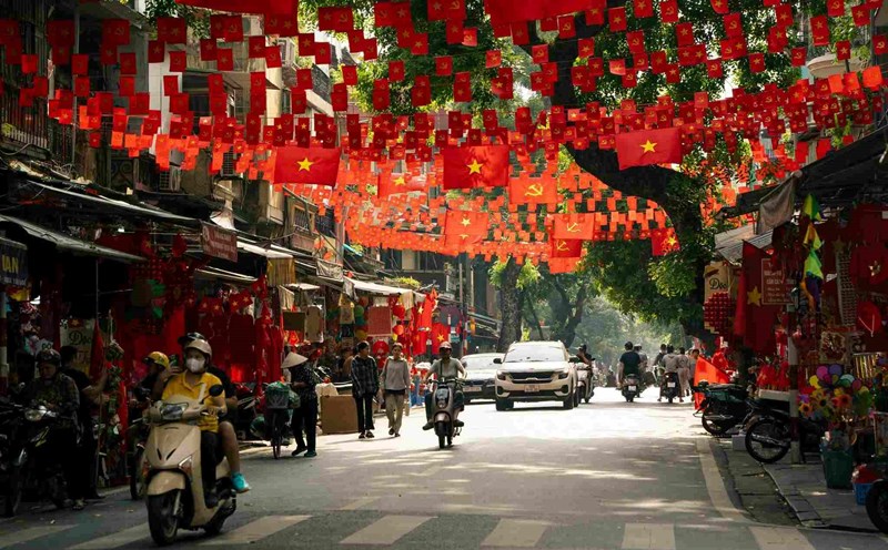 Hanoi streets are painted red with the national flag on the occasion of the August Revolution and National Day on September 2. Photo: Van Tung