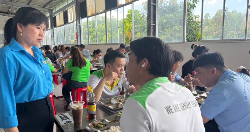 Vinh Long 노동자를 지원하는 노동조합 식사. 사진: Hoang Loc