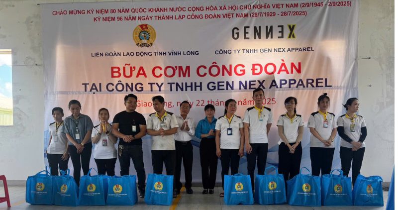 LDLD tinh Vinh Long trao qua cho cong nhan lao dong kho khan tai chuong trinh Bua com Cong doaN, Anh: Hoang Loc.