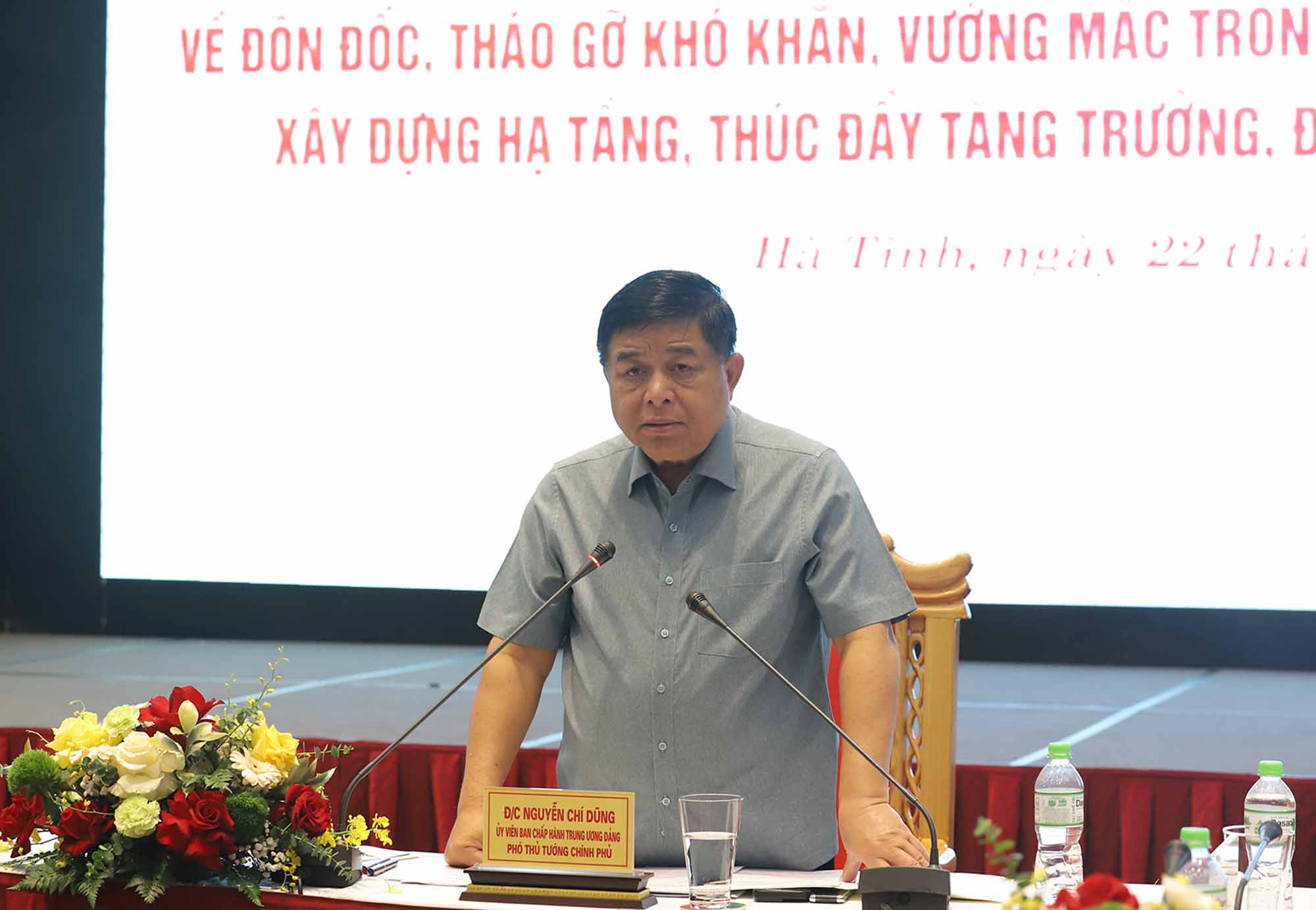 Deputy Prime Minister Nguyen Chi Dung spoke at the meeting. Photo: Tran Tuan.