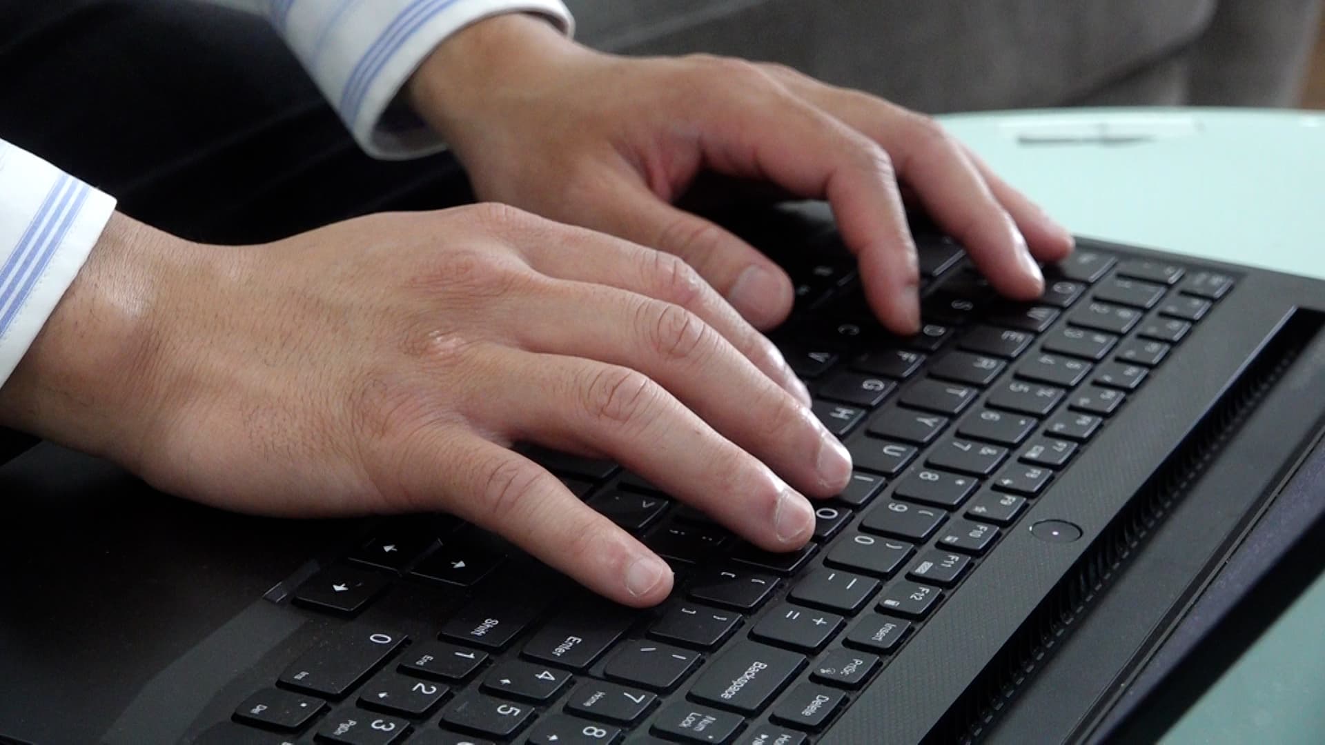 seemingly harmless, the habit of asking Chat GPT instead of chatting has caused many relationships to break down quietly. Photo: Huyen Trang