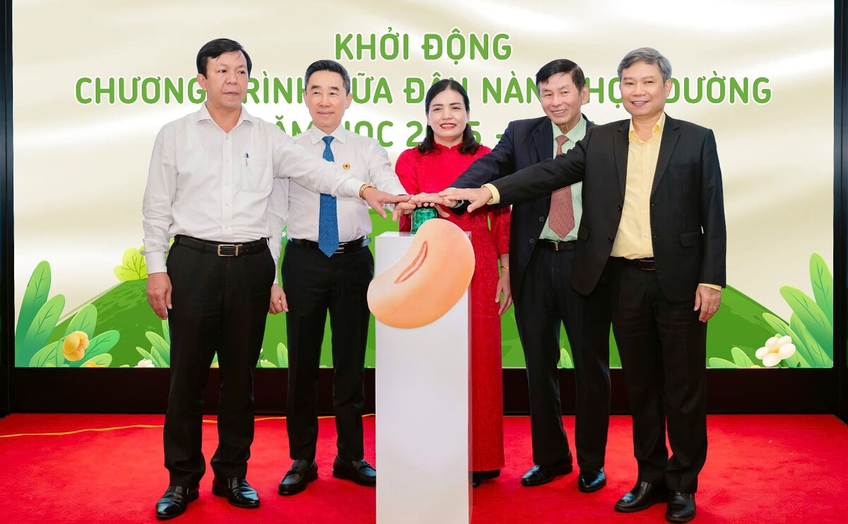 Cac dai bieu thuc hien nghi thuc khoi dong Chuong trinh “Sua dau nanh hoc duong” nam hoc 2025 - 2026. Anh: Vien Nguyen