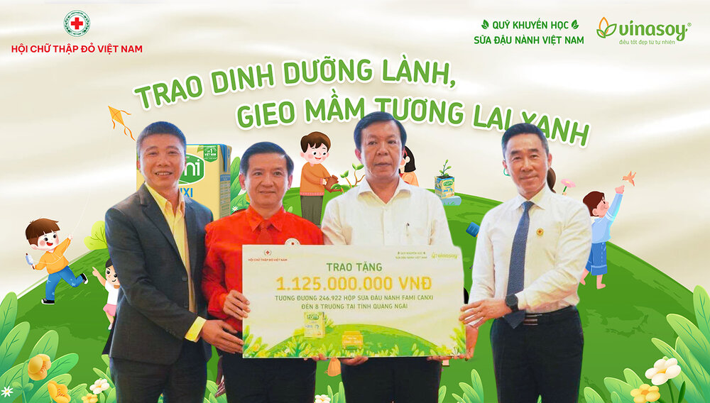 Representatives of the unit implementing the "School Soymilk" Program for the 2025 - 2026 school year presented funding to Quang Ngai province. Photo: Vien Nguyen