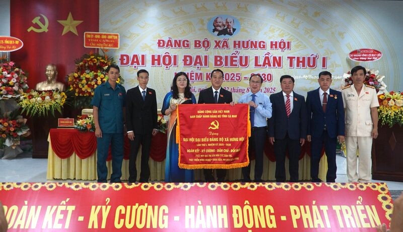 Thay mat Ban Chap hanh Dang bo tinh, dong chi Phan Hoang Vu trao tang Dai hoi buc truong voi dong chu: “Doan ket – Ky cuong – Dan chu - Doi moi; Phat huy gia tri van hoa cac dan toc phat trien nong nghiep toan dien, du lich ben vung”. Anh: Nhat Ho