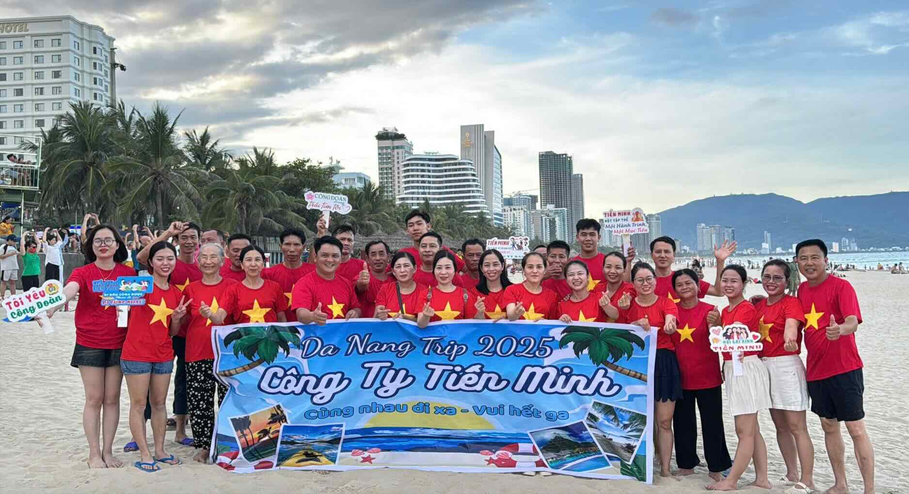 유익한 여행에서 기뻐하는 조합원과 노동자들.