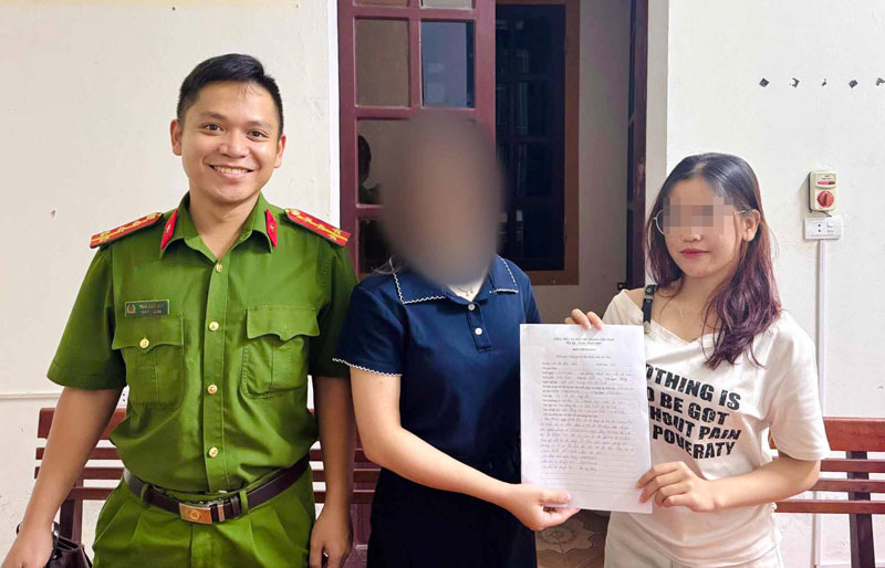 Cam Binh 면 공안은 T 씨가 잘못 송금한 사람인 V 씨(가운데)에게 20억 동을 반환하는 절차를 완료하는 것을 목격했습니다. 사진: Ha Tinh 공안.