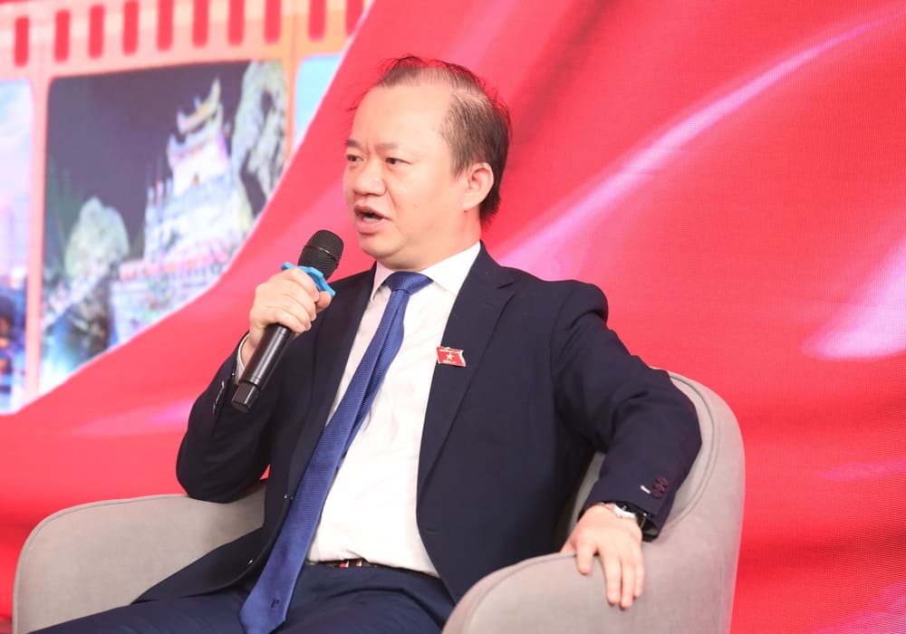 PGS. TS. Bui Hoai Son - Uy vien Thuong truc Uy ban Van hoa, Giao duc Quoc hoi chia se tai buoi toa dam. Anh: Ban to chuc