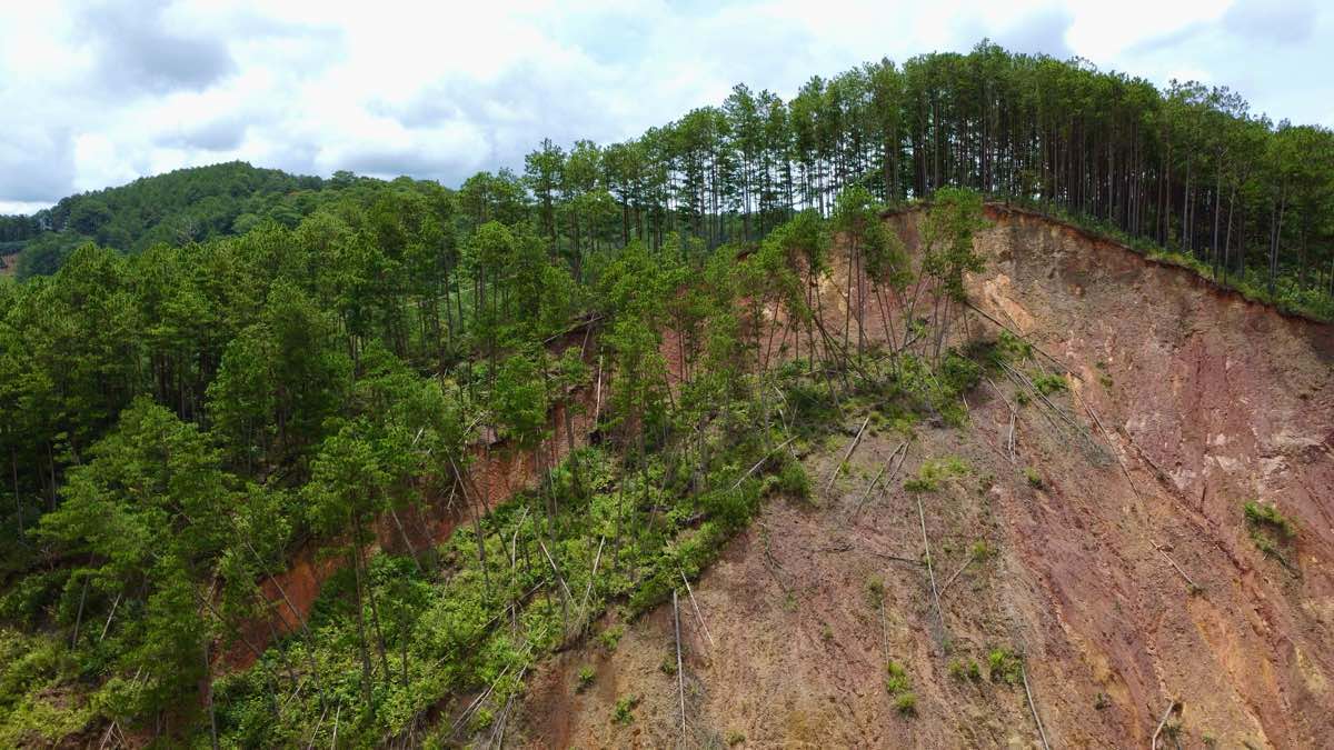 Can canh doi thong sat lo, de doa hang chuc ho dan o phuong Langbiang - Da Lat. Anh: Lam Hong