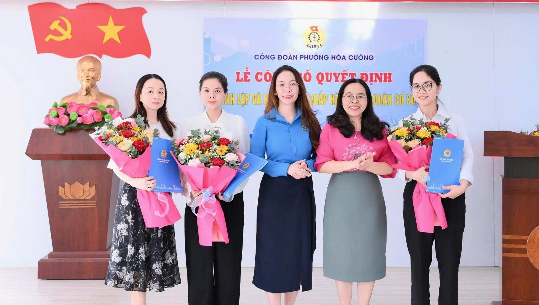 다낭시 호아끄엉동 노동조합은 노동조합 설립 결정 발표 및 집행위원회 출범식을 개최했습니다. 사진: 안트엉