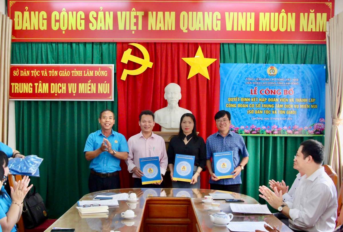 Nguyen Phu Hoang 씨 - 지방 베트남 조국전선 부위원장 지방 노동 연맹 위원장이 기초 노동조합 설립 결정을 수여하고 있습니다. 사진: Pham Duy