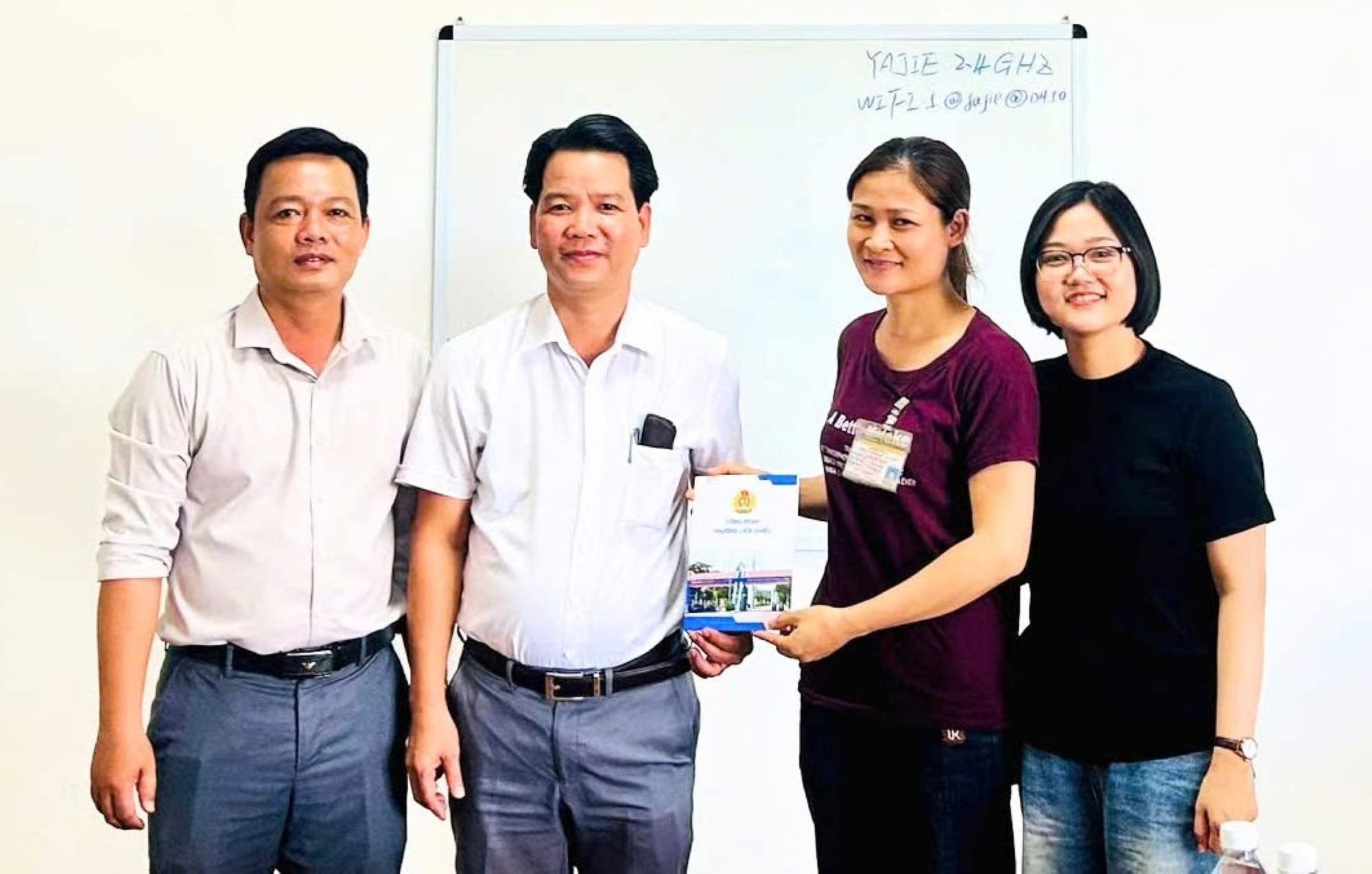 다낭의 기초 노동조합은 구체적인 행동과 현실적인 행동으로 노동자를 돌봅니다. 사진: Tra Van