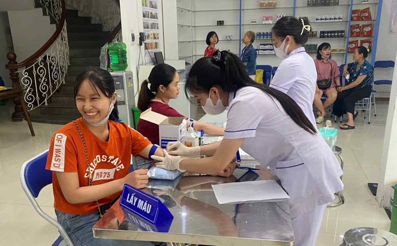 The An Khe Ward Labor Union, Da Nang has just organized a free general health check-up for union members and workers. Photo: Tra Ban