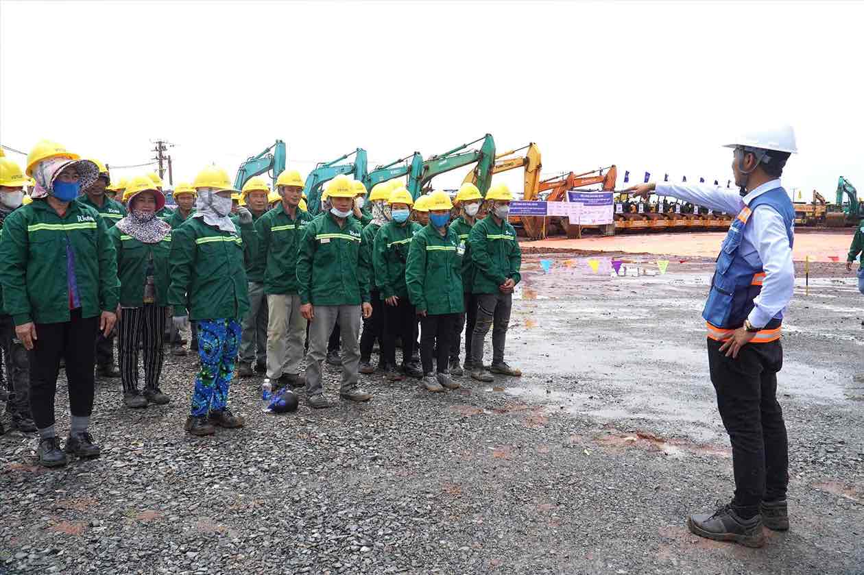 2023년 8월 31일 동나이성 롱탄 공항 프로젝트의 10월 5일 및 12월 6일 입찰 패키지 기공식에 참석한 노동자. 자료 사진: HAC