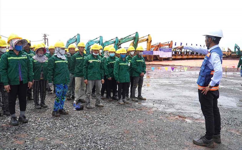 Workers at the groundbreaking ceremony for package 5.10 and package 6.12 at the Long Thanh airport project, Dong Nai province on 31.8.2023. Documentary photo: HAC