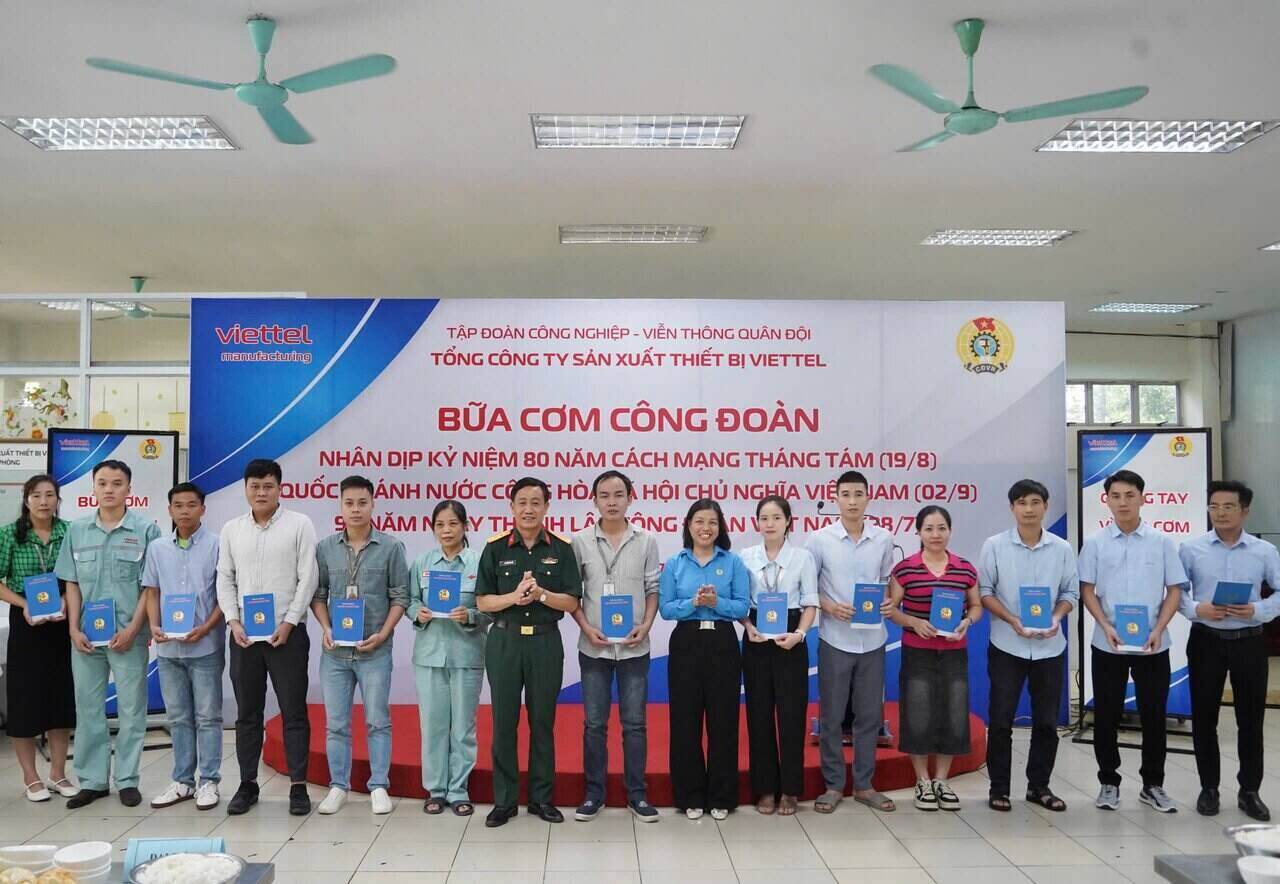 노동조합 점심 프로그램에서 어려운 환경에 처한 조합원과 노동자에게 선물을 전달합니다. 사진: 호앙남