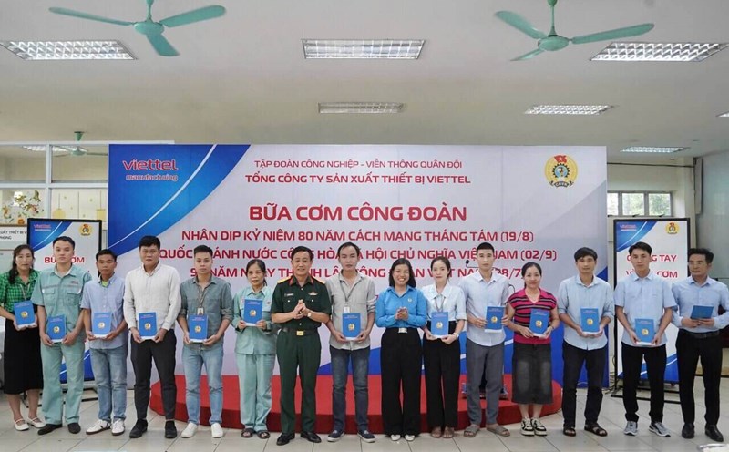 Giving gifts to union members and workers in difficult circumstances at the Union Meal program. Photo: Hoang Nam
