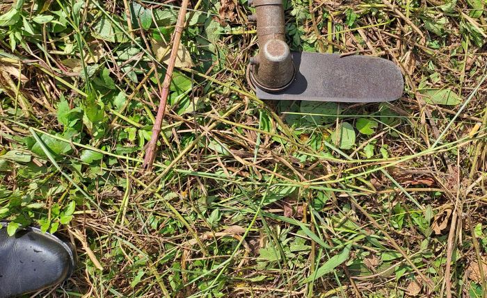 除草機の金属の刃の半分が折れ、頭に突き刺さって被害者が死亡しました。写真:H.Nguyen