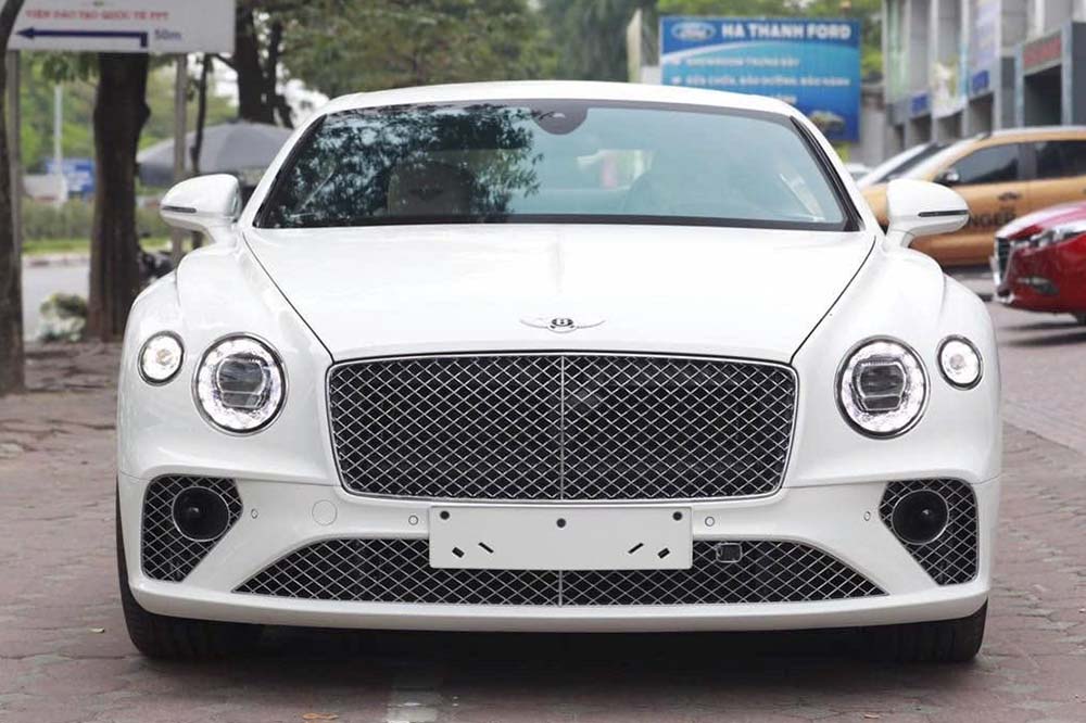 El Bentley Continental GT V8 modelo 2019 aparece en el mercado de coches usados en Vietnam. Foto: Duc Do