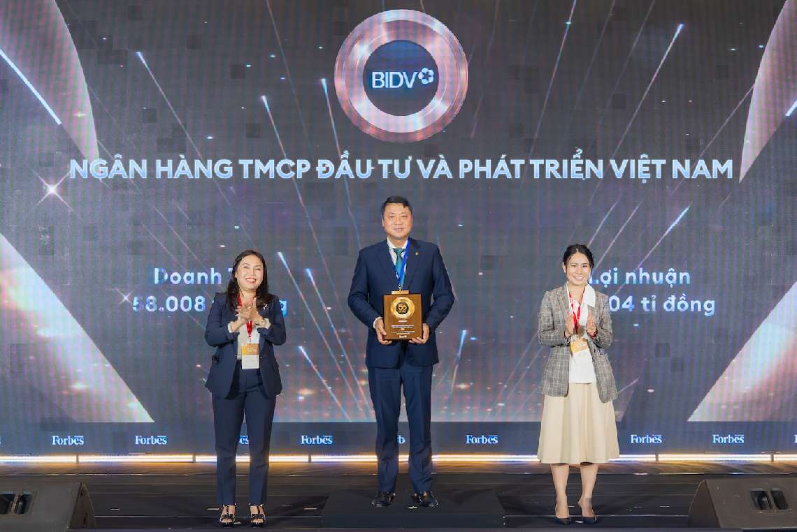Tong Giam doc BIDV Le Ngoc Lam nhan bieu trung vinh danh “Top 50 cong ty niem yet tot nhat Viet Nam” tai su kien. Anh: BIDV