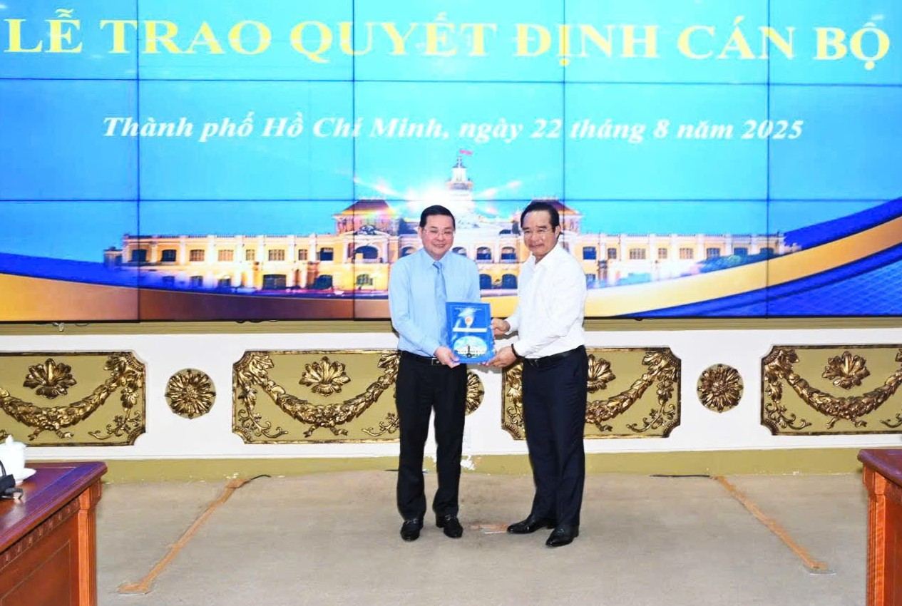 Chairman of the Ho Chi Minh City People's Committee Nguyen Van Duoc (right) presented the decision to Mr. Nguyen Toan Thang. Photo: Do Tra Giang