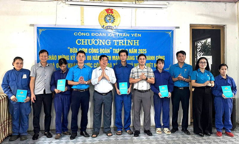 Lanh dao Lien doan Lao dong tinh Lao Cai tang qua cho doan vien co hoan canh kho khan tai doanh nghiep. Anh: Lien doan Lao Dong Lao Cai  