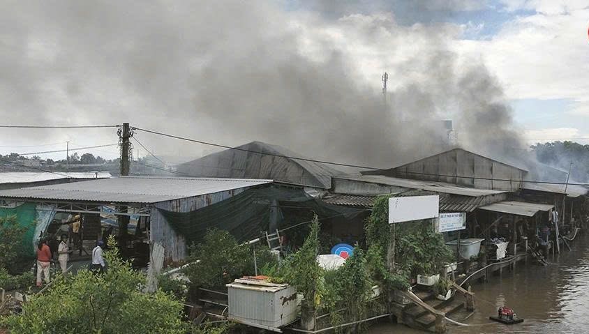 Ca Mau省Thanh Tungコミューンの市場火災で人命被害はなく、56のキオスクが焼失しました。写真:読者提供