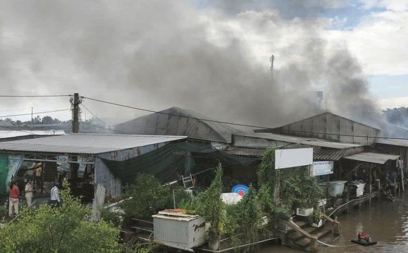 The fire at Thanh Tung market, Ca Mau commune did not cause any human casualties, 56 kiosks were burned down. Photo: Provided by readers