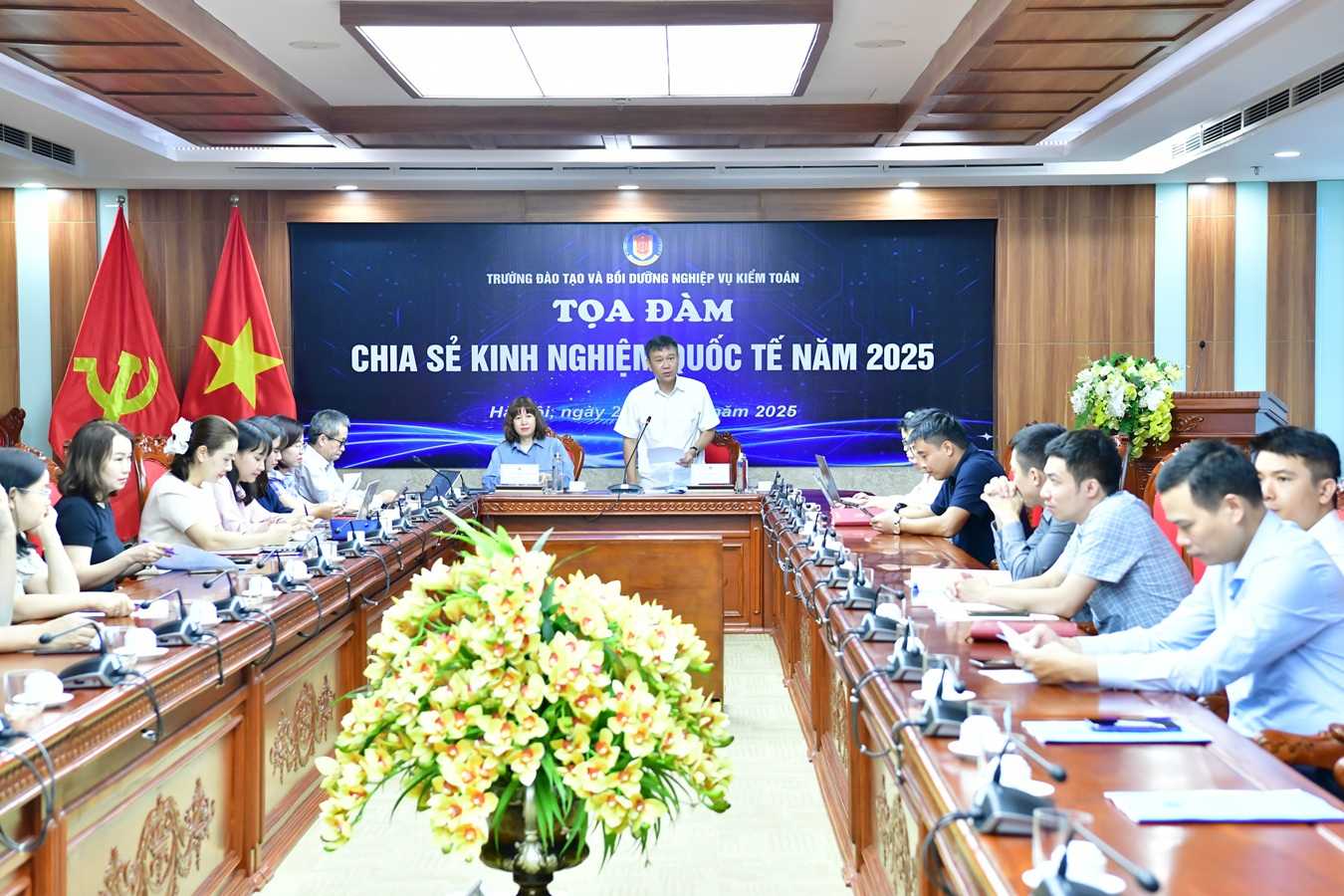 Promouvoir le partage d'experiences internationales en vue d'ameliorer les capacites d'audit