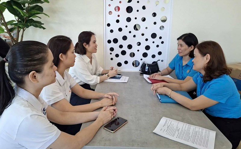 The leaders of Dong Ha Ward Trade Union worked with the Trade Union of ESI International Foreign Language Center. Photo: Quang Tri Trade Union