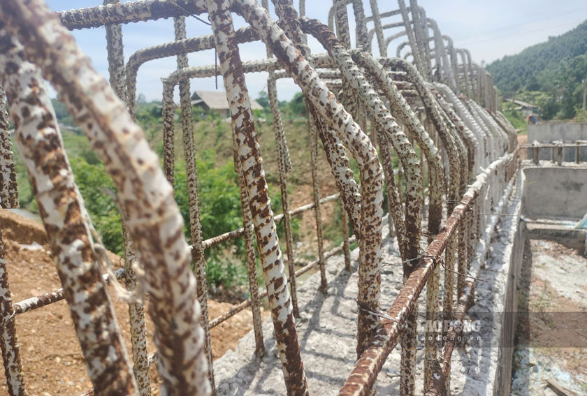 Trên công trường ngổn ngang vật liệu xây dựng, nhiều khối sắt bắt đầu hoen rỉ. Ảnh: Văn Đức 