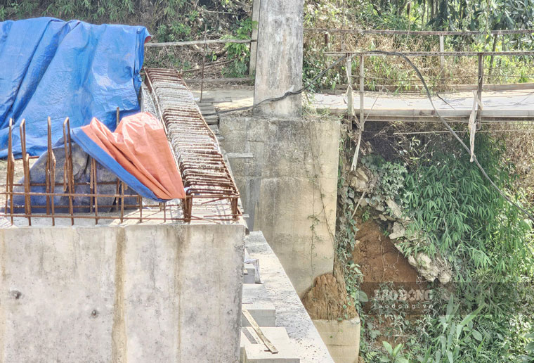 Cầu mới đào khoét cạnh khu vực chân cầu cũ khiến nền đất xung quanh xói lở, tiềm ẩn nhiều nguy hiểm với người dân hàng ngày đi lại. Ảnh: Văn Đức